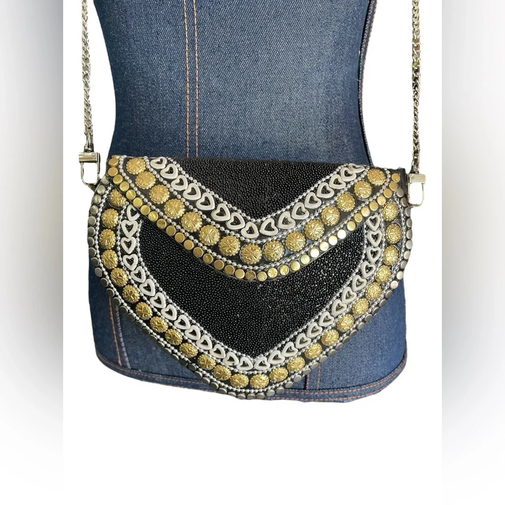 NEW RAMLA Heart Shaped Hardbody Clutch Crossbody Bag Black Silver Gold 6x8 - Picture 1 of 13